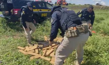 Traficantes fogem de barreira policial, capotam carro e droga fica espalhada na GO-139