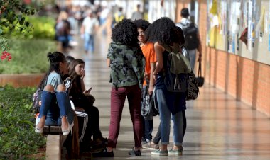 Em um ano, 1 milhão de jovens deixa força de trabalho; 55% voltou a estudar