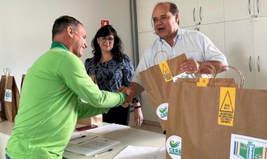 Prefeitura de Ceres entrega uniformes aos motoristas do transporte escolar municipal