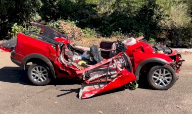 Pai e filho morrem após carro bater em árvore na BR-153