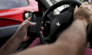 Dez motoristas são flagrados por hora usando o celular ao volante, em Goiás