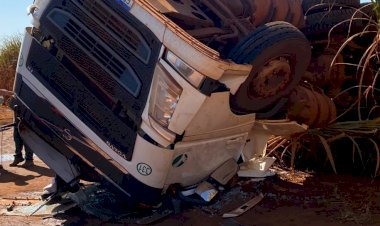 Mulher morre após caminhão capotar em usina na GO-040, em Bom Jesus de Goiás