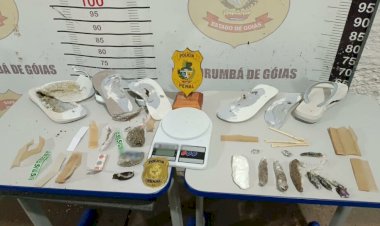 Mulheres são detidas após tentarem passar drogas escondidas em chinelo para maridos presos em Goiás