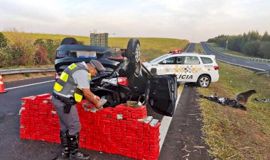 Carro capota e espalha 370 kg de maconha em rodovia de São Paulo