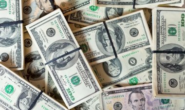 Dólar sobe e fecha a R$ 5,04, com juros, China e governo dos EUA no radar; Ibovespa avança