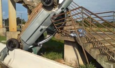 Motorista morre após carro capotar e parar ‘em pé’ em passarela da BR-060