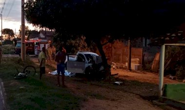 Motorista morre após bater carro contra árvore em Uruaçu