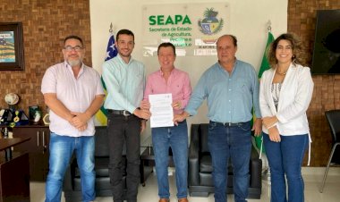 Prefeito Edmario e Deputado José Nelto estiveram na Seapa para assinatura do convênio para entrega de uma retroescavadeira para o município de Ceres