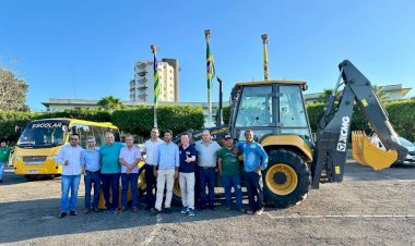 Produtores rurais da região recebem retroescavadeira do Deputado Federal José Nelto em Ceres