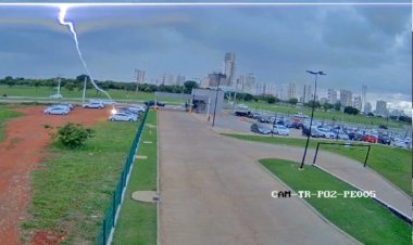 Raio atinge carro de servidor na Assembleia Legislativa, em Goiânia