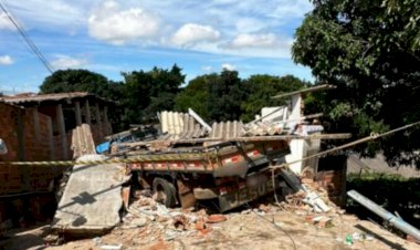 Em Goiás: Irmãos ficam feridos após caminhão desgovernado invadir casa