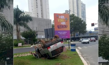 Carnaval: Goiânia amanhece com carros capotados pelas ruas; entenda o motivo
