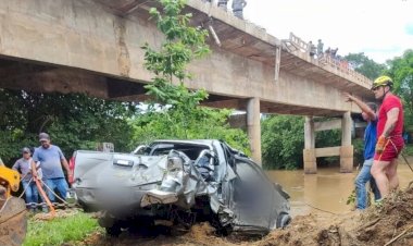 Em Goiás: Homens morrem após caminhonete cair da ponte