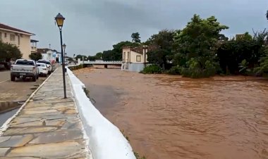 Rio Vermelho, na cidade de Goiás, tem cheia com chuva que ocorre desde a noite de segunda