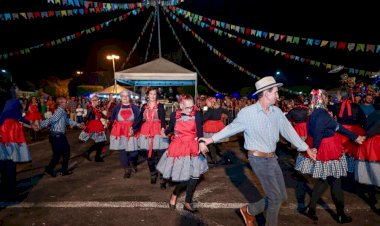Realizada primeira noite do Arraiá na praça cívica em Ceres