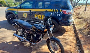 PRF apreende na BR-060, no DF, moto roubada em 2008 e prende condutor