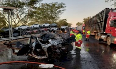 Em Goiás:  Colisão entre carro e carreta cegonha deixa motorista morto na BR-153
