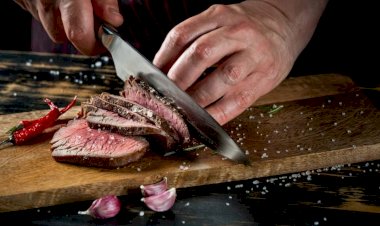 Por que podemos comer carne bovina malpassada, mas não frango malpassado?