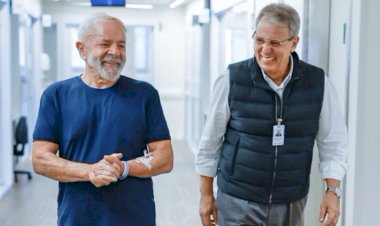 Lula posta foto caminhando no hospital: ‘fiquem tranquilos’