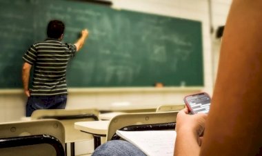 Lula sanciona projeto que limita uso de celular nas escolas