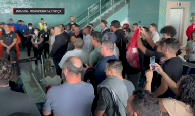 Brasileiros deportados dos EUA cantam o hino nacional após retirada de algemas