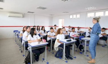 Professores da rede estadual em Goiás recebem progressão e aumento salarial em março