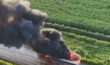 Carreta com carga de geladeira pega fogo na BR-153, em Nova Glória; vídeo