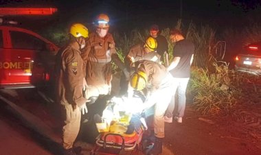 Três pessoas ficam feridas em acidente na BR-153; motorista não percebeu o final da rodovia