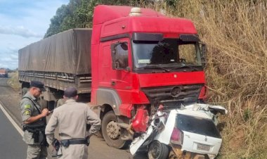 Duas pessoas morrem após carro e caminhão baterem de frente na BR-364, em Goiás