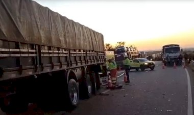Caminhoneiros tentavam sinalizar via quando camionete bateu em carreta na BR-050, em Catalão