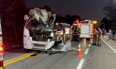 Acidente envolvendo 3 veículos deixa ao menos 6 mortos em Goiás