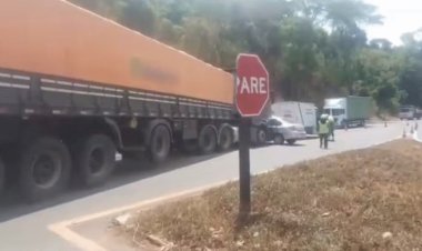 Mulher morre após carro ser atingido por caminhão na BR-414 em Corumbá de Goiás