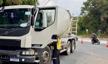 Operação multa veículos com excesso de carga para preservar asfalto em Goiânia