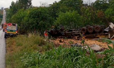 Caminhão carregado com milho tomba e deixa uma pessoa morta na GO-174, em Rio Verde