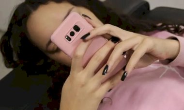 França quer proibir redes sociais para menores de 15 anos e vetar celulares em escolas