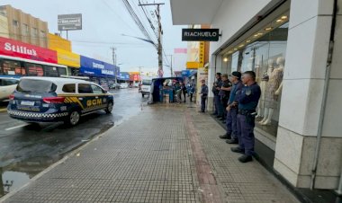 Após fim do prazo para desocupação, prefeitura apreende mercadorias de ambulantes na Avenida 24 de Outubro