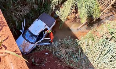 Motorista sobrevive após carro cair de ponte de 20 metros na GO-438, no Vale do São Patrício