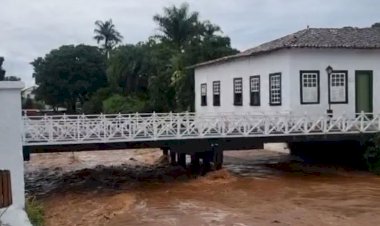 Rio Vermelho registra nova cheia e nível da água chega a quase três metros na Cidade de Goiás