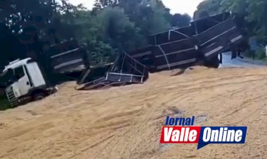 Carreta carregada de soja, se envolve em acidente na BR-153, próximo ao posto Gaúcho em Jaraguá