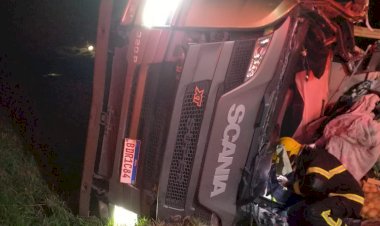 Caminhão carregado com batatas tomba e motorista fica preso às ferragens na BR-116