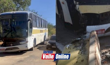 Ônibus perde o controle e colide com guarda-corpo da ''Ponte Velha'' em Carmo do Rio Verde
