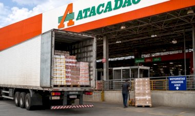 Caminhoneiros evitam fretes para grandes redes de supermercados devido a longas esperas em pátios