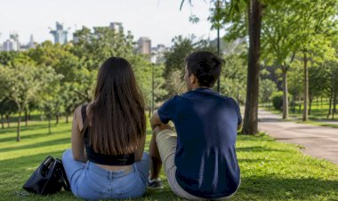 Jovens de Goiás adiam casamento e filhos; número de nascimentos é o menor da série histórica