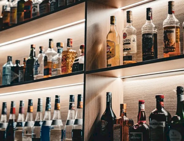 Casos de metanol derrubam vendas de bebidas em SP; em Goiânia, setor não identifica mudanças