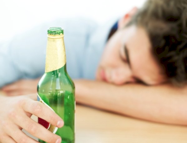 7 a cada 10 adolescentes conseguem comprar bebida alcoólica sem qualquer restrição no Brasil, mostra levantamento