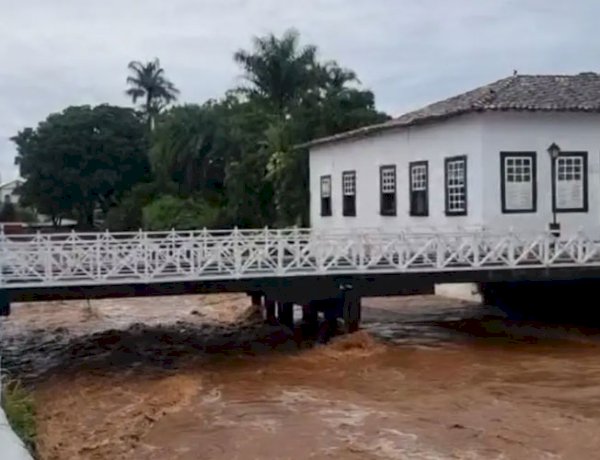 Rio Vermelho registra nova cheia e nível da água chega a quase três metros na Cidade de Goiás
