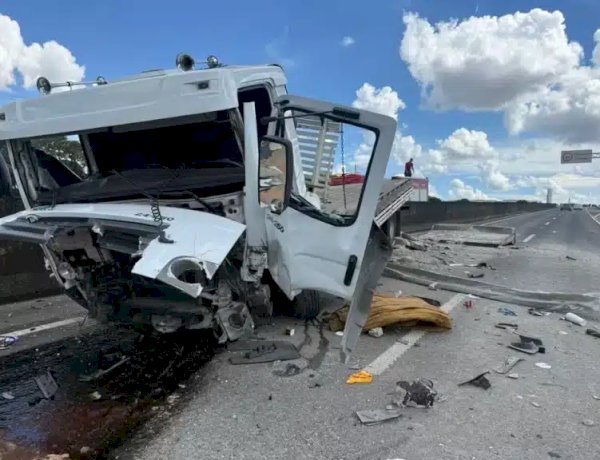 Caminhoneiro morre após bater em barreira de concreto da Rodovia Luiz de Queiroz