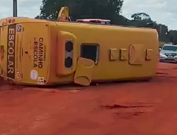 Ônibus com crianças tomba em Mozarlândia após meses de reclamação dos pais