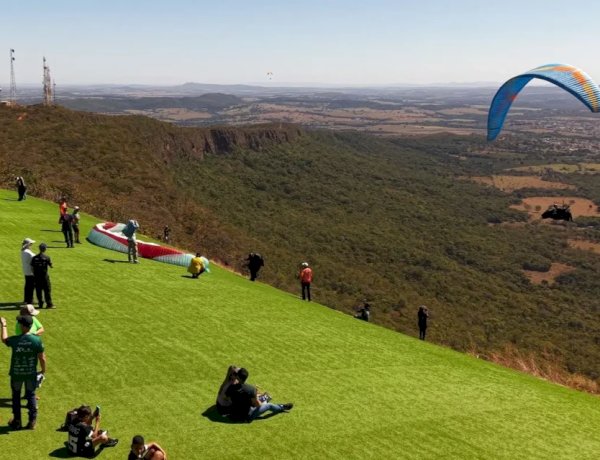 Quer voar de parapente? Visitantes podem fazer voos panorâmicos durante o XCerrado em Jaraguá