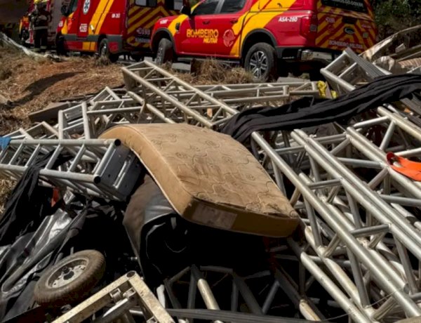 Homem morre e quatro ficam feridos após caminhão cair de ribanceira na na GO-338, em Pirenópolis